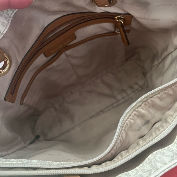 Michael Kors Beige Jet Set Tote Bag - Picture 5 of 9